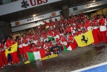 Команда Ferrari наслаждается победой.